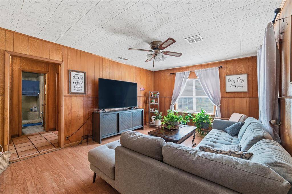 Cockrell Hill, TX 75211,518 Red bud Lane