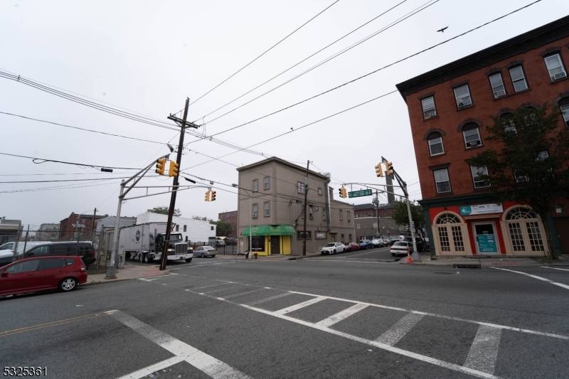 Paterson City, NJ 07501,331 Straight St #3