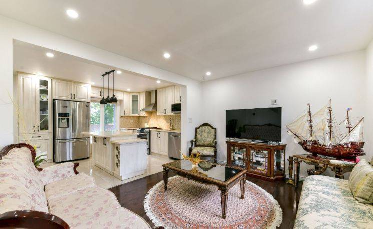 Toronto C07, ON M2R 2E2,68 Devondale AVE