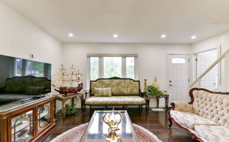 Toronto C07, ON M2R 2E2,68 Devondale AVE