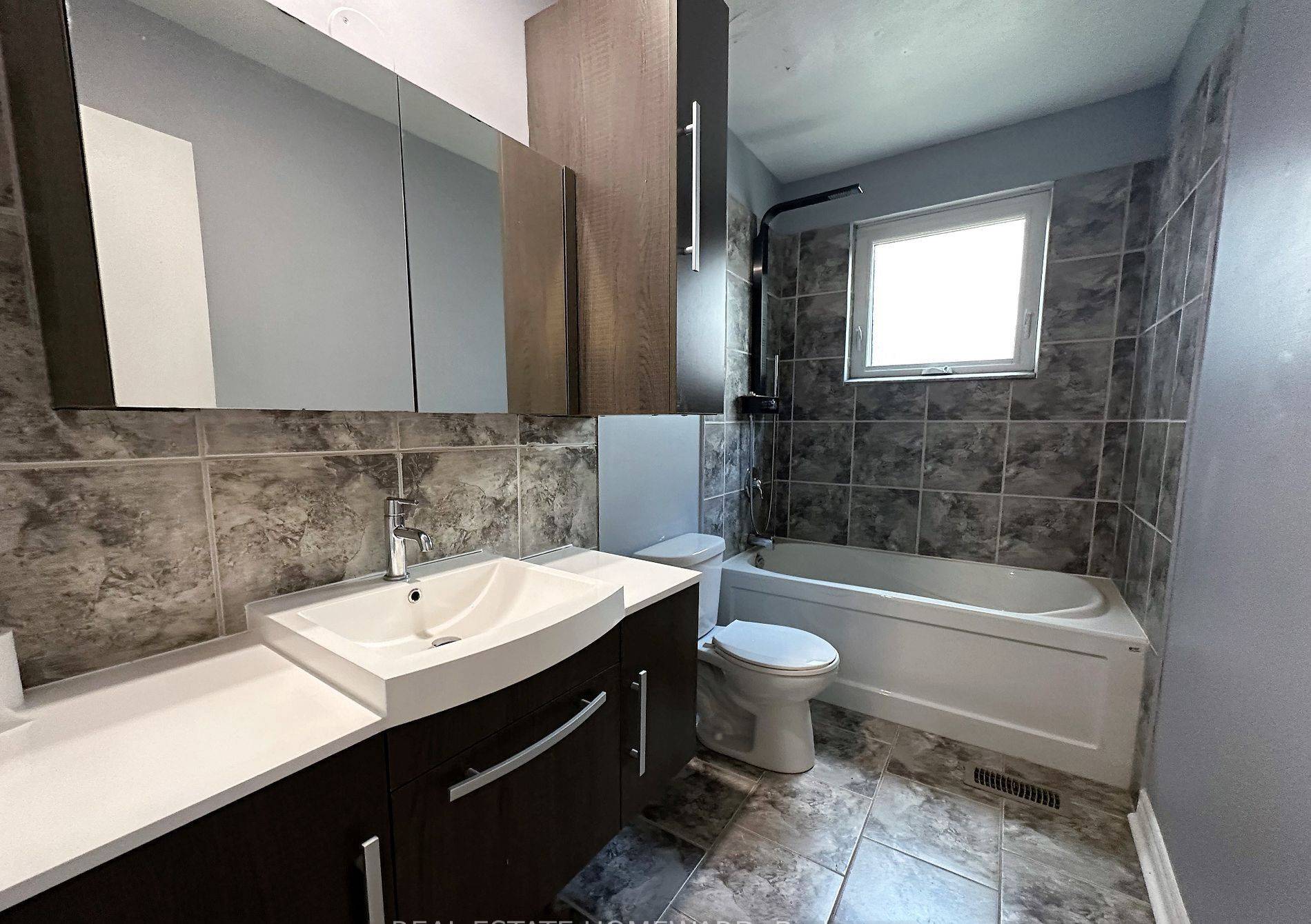 Whitby, ON L1N 3C6,511 Harris CT #Main