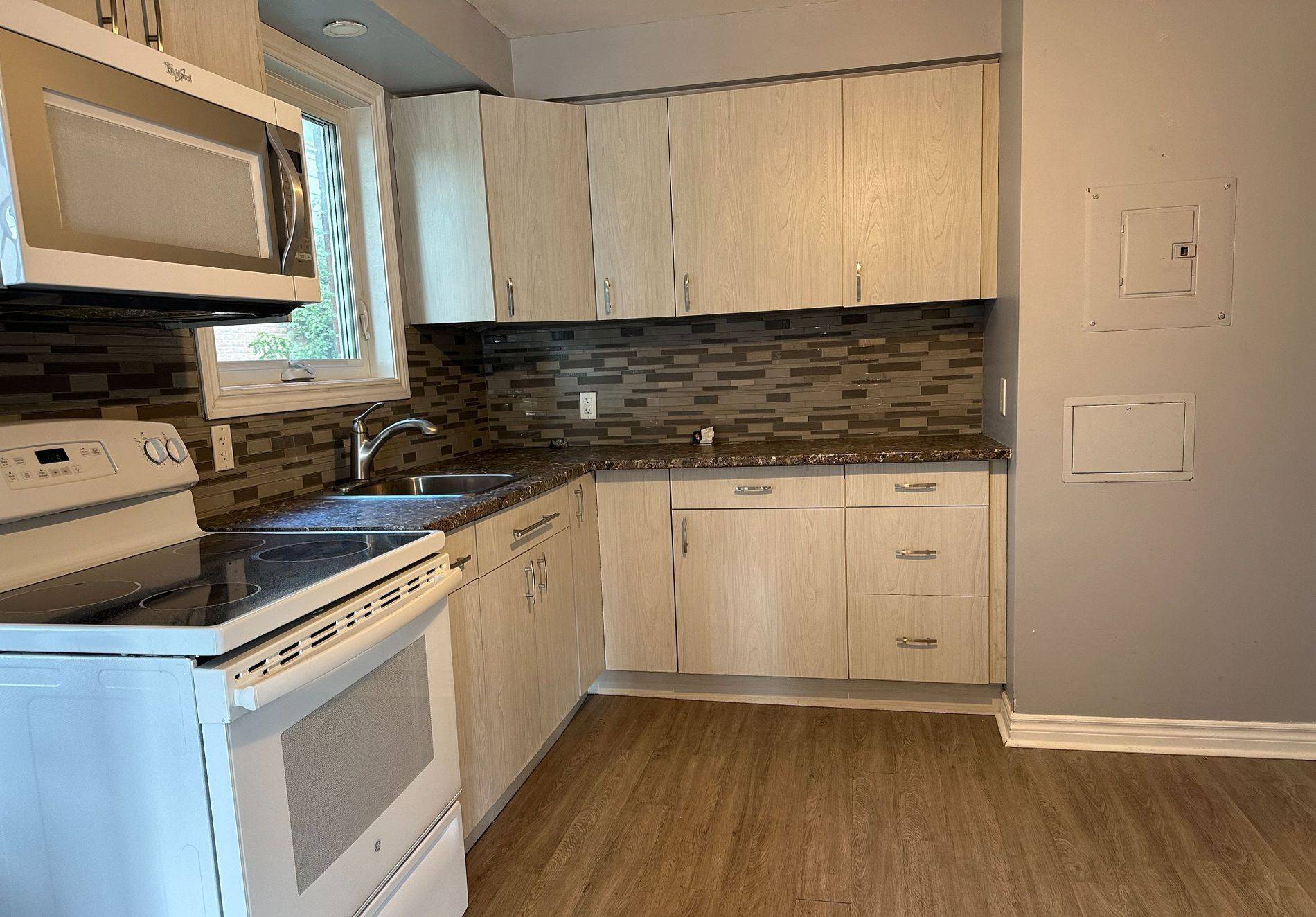 Whitby, ON L1N 3C6,511 Harris CT #Main