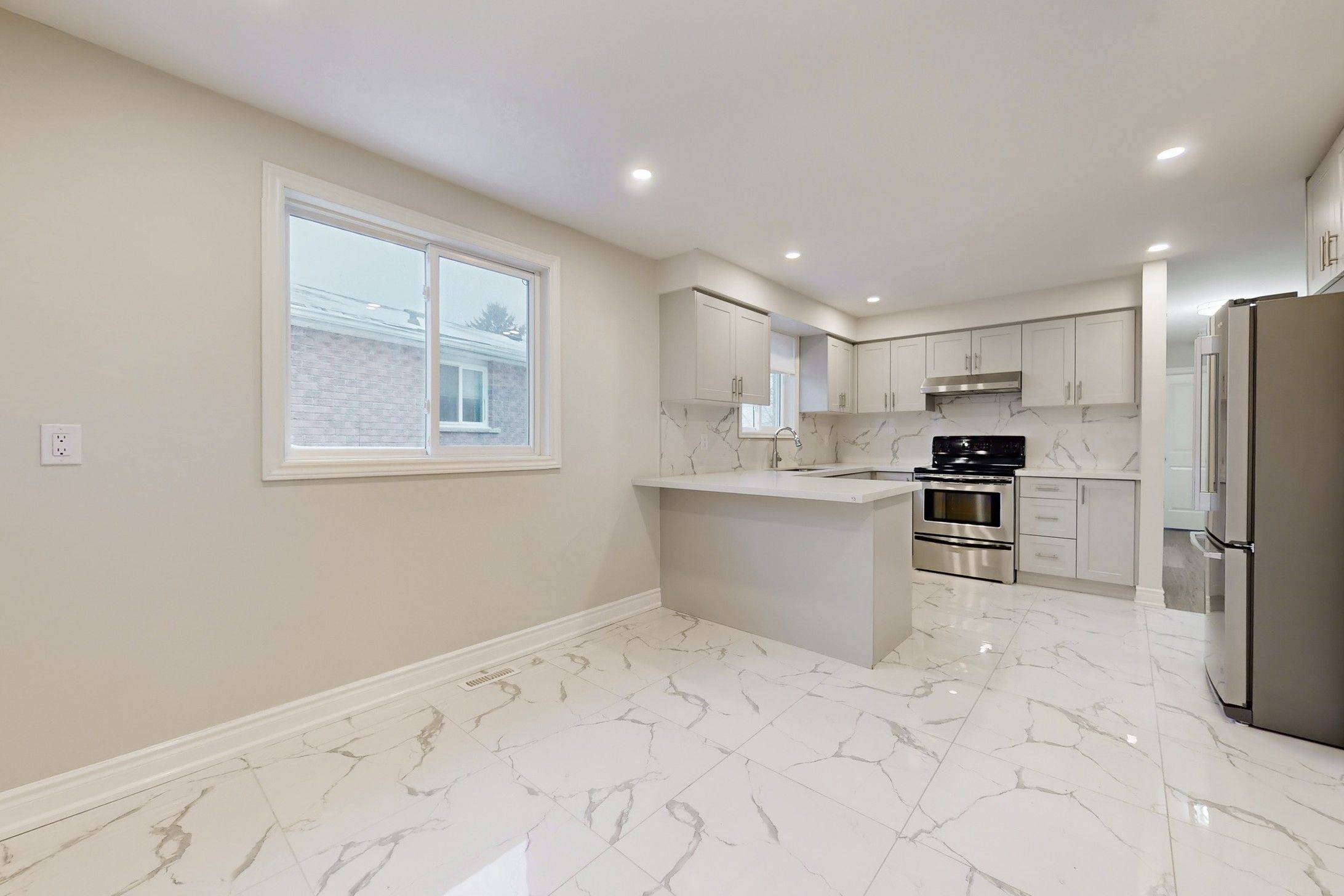 Bradford West Gwillimbury, ON L3Z 1V1,99 Fred Cook DR #Main