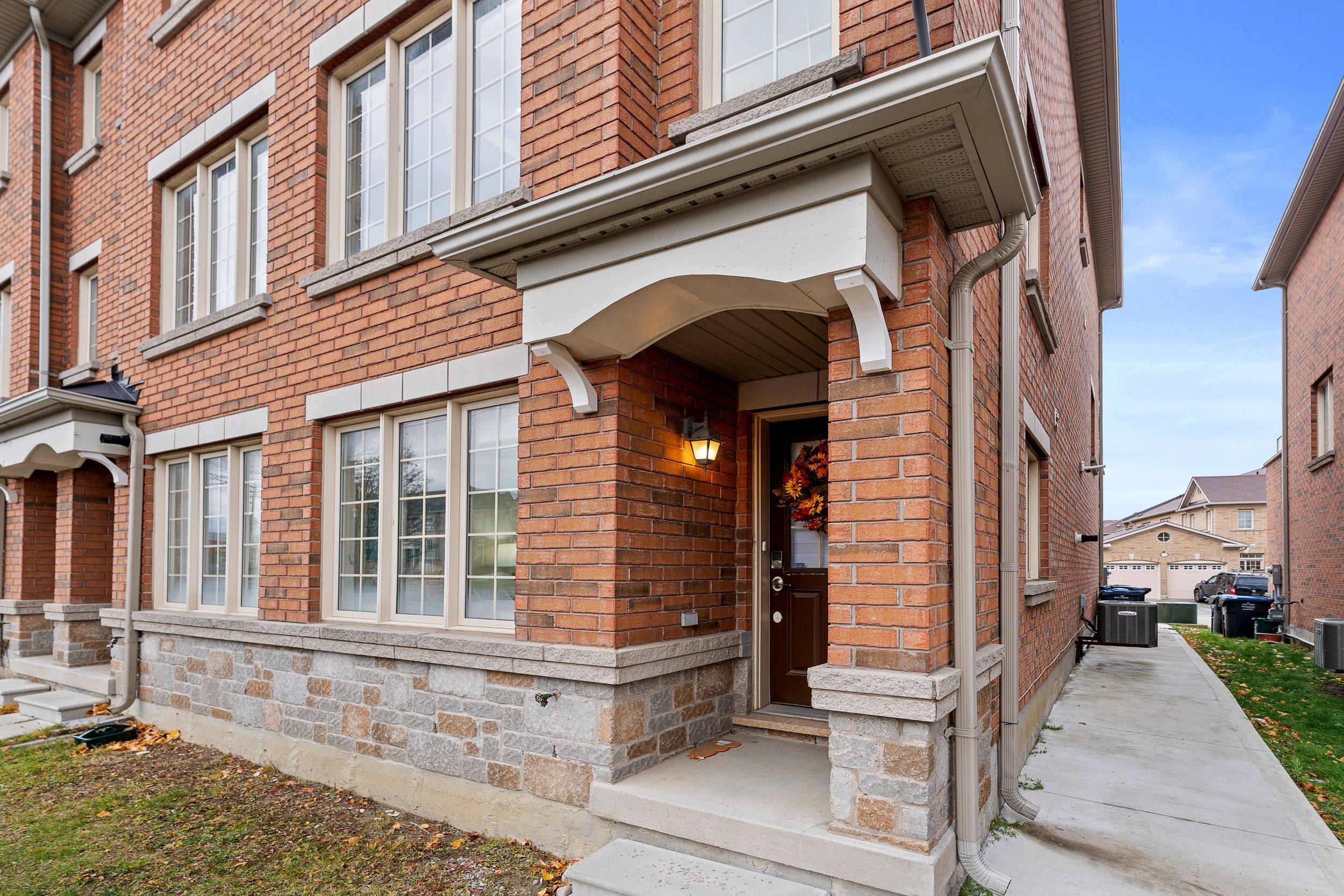 Brampton, ON L6R 0W7,10 Shiraz DR