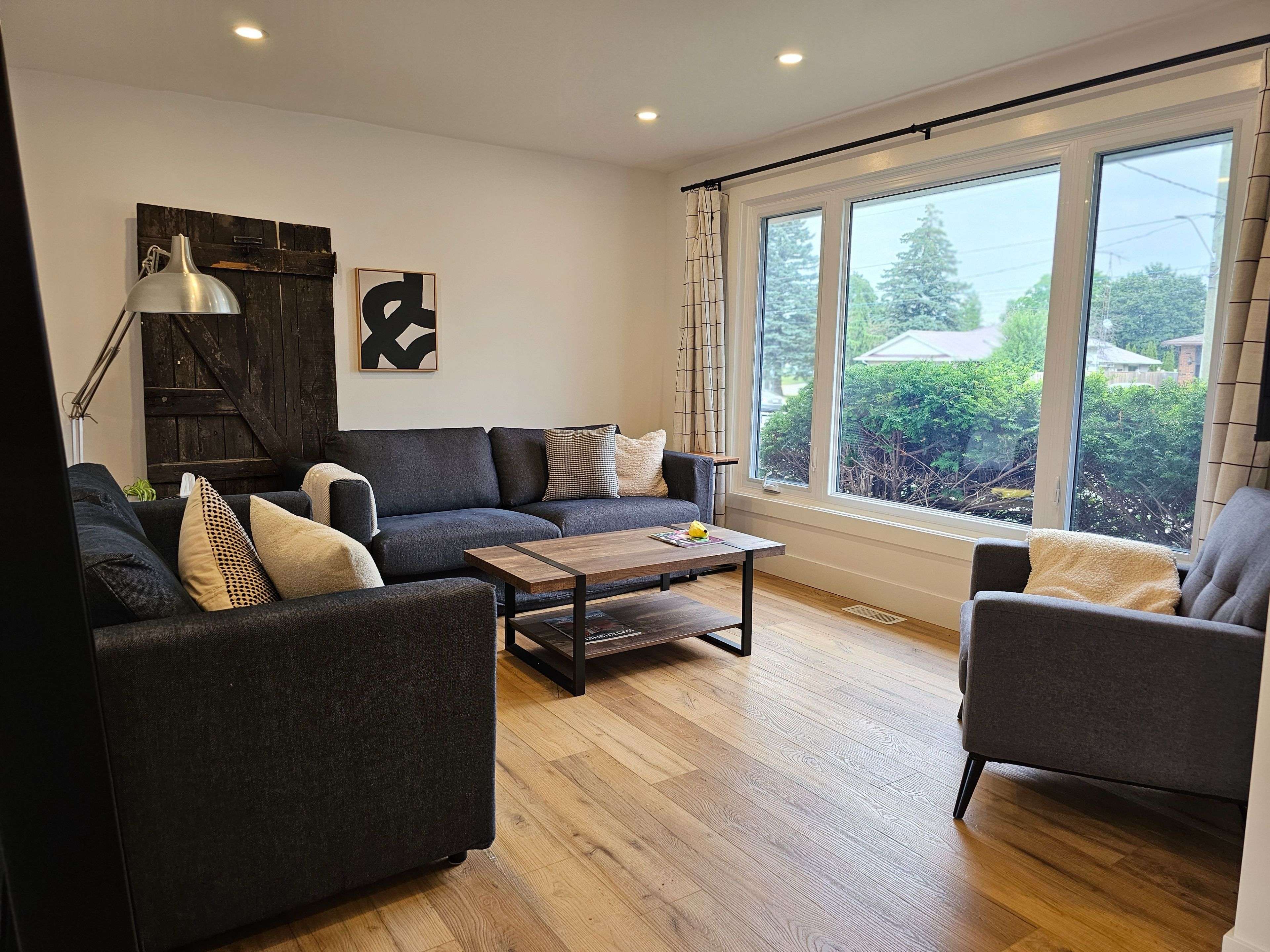 Belleville, ON K8P 4A6,620 Sidney ST