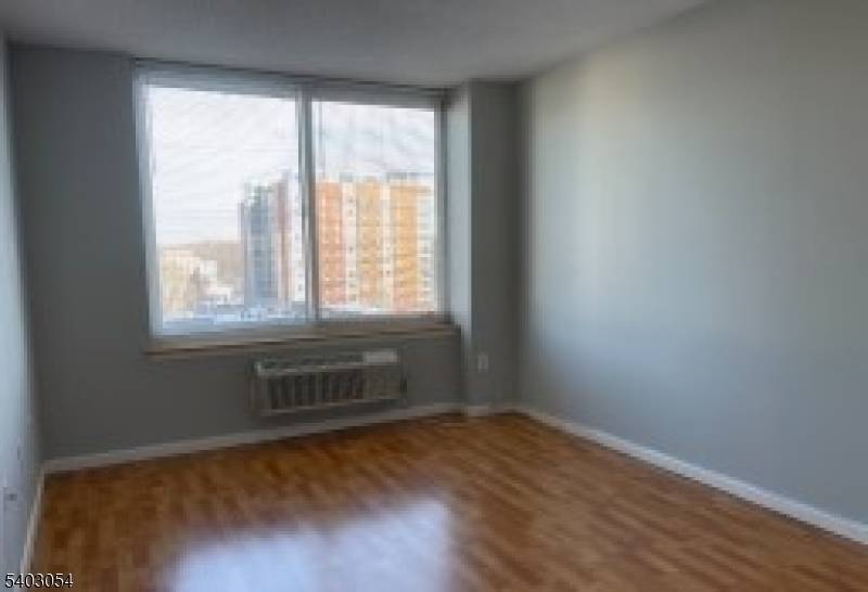 Fort Lee Boro, NJ 07024,100 Old Palisade Rd1811