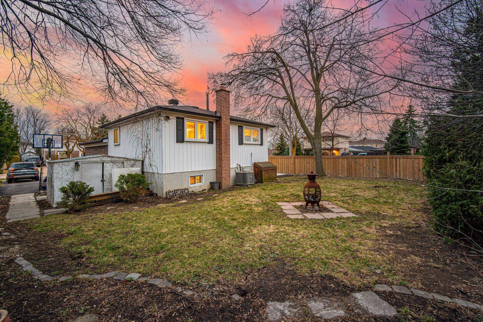 Brampton, ON L6V 2C9,8 Reigate AVE