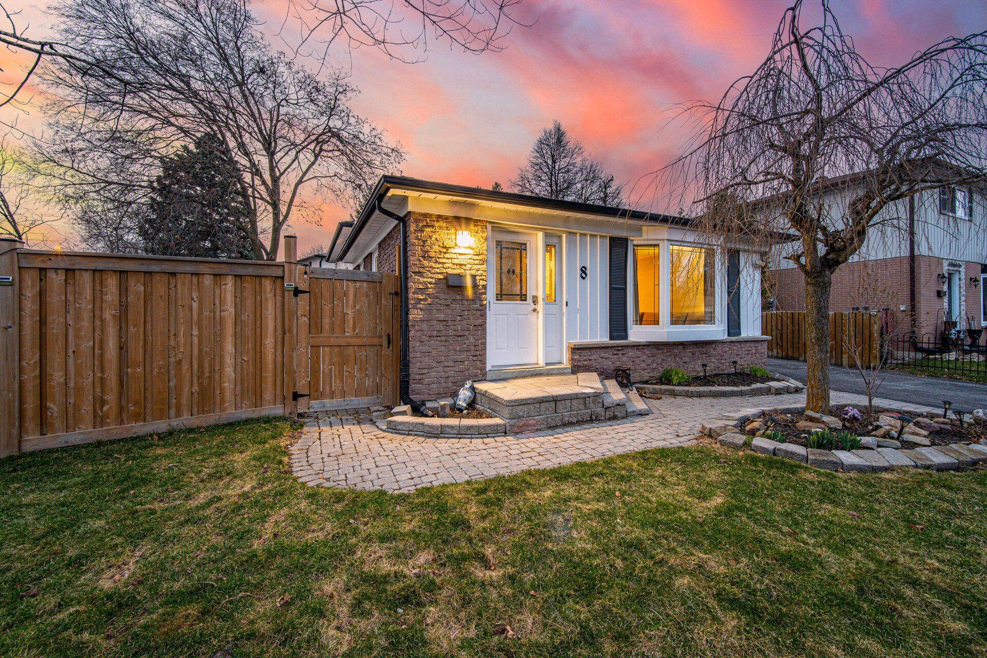 Brampton, ON L6V 2C9,8 Reigate AVE