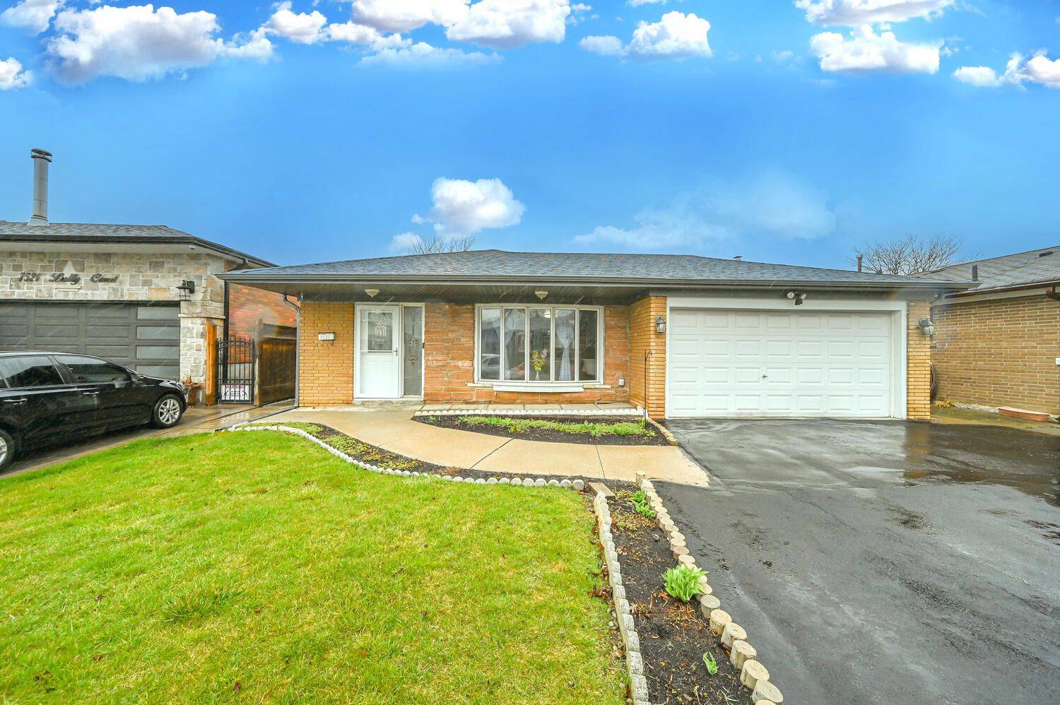 Mississauga, ON L4T 2P2,7517 Lully CT