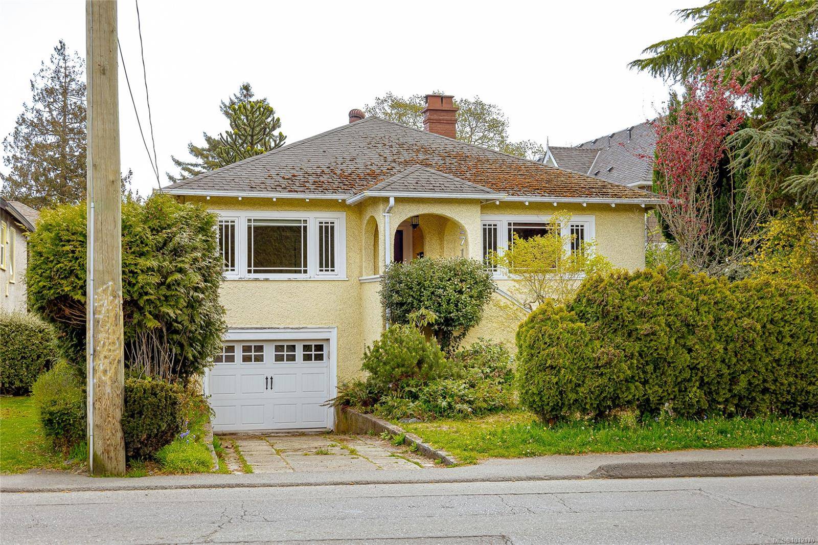 Saanich, BC V8R 4T2,2719 Richmond Rd