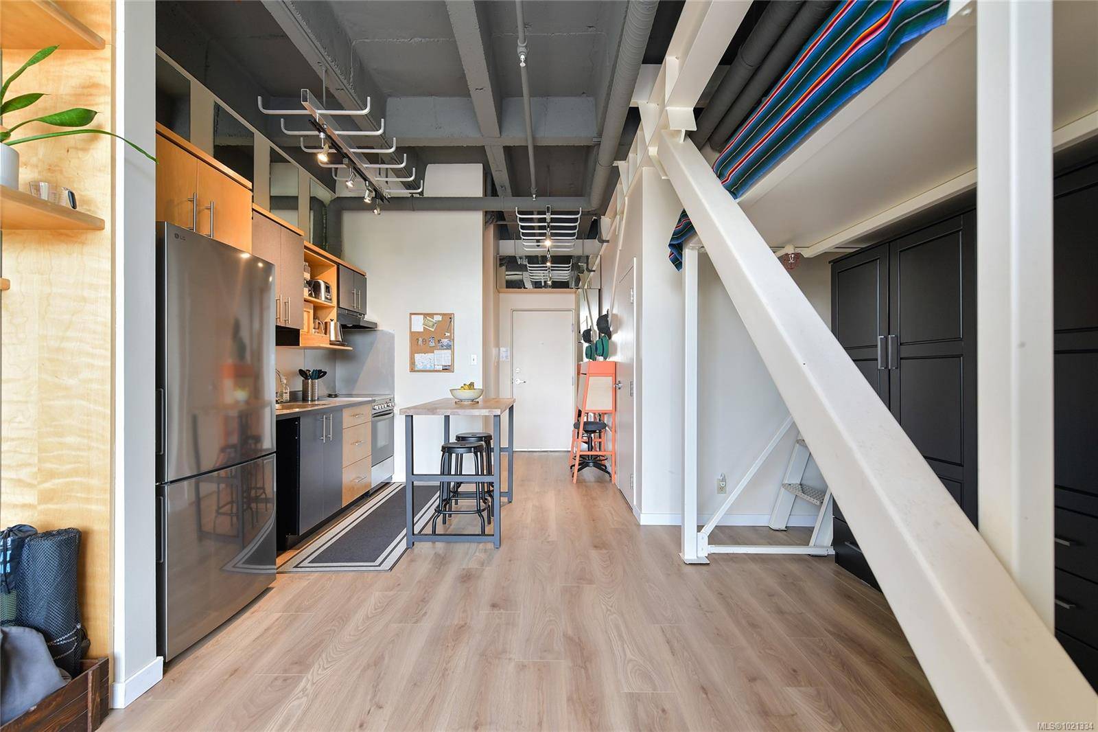 Victoria, BC V8V 5A1,1061 Fort St #513