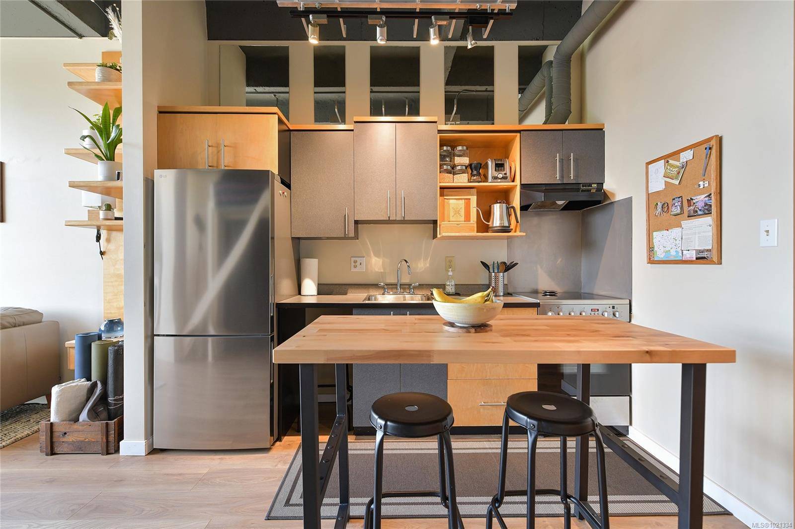 Victoria, BC V8V 5A1,1061 Fort St #513