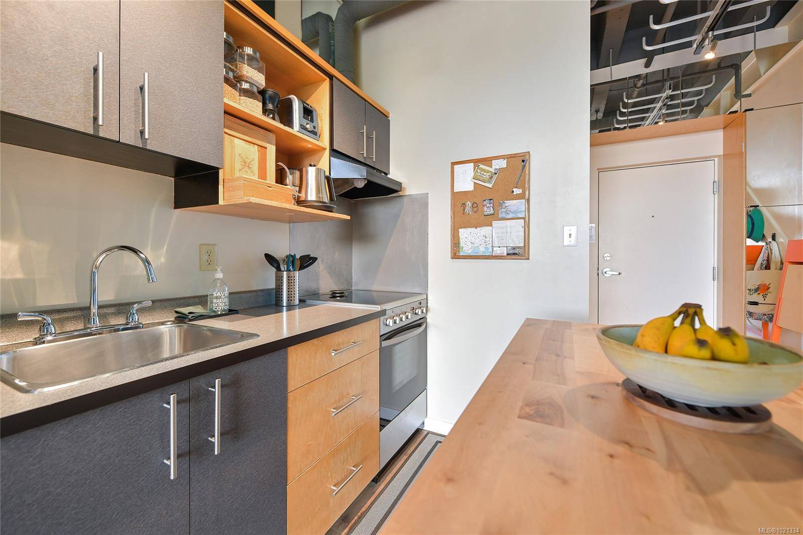 Victoria, BC V8V 5A1,1061 Fort St #513