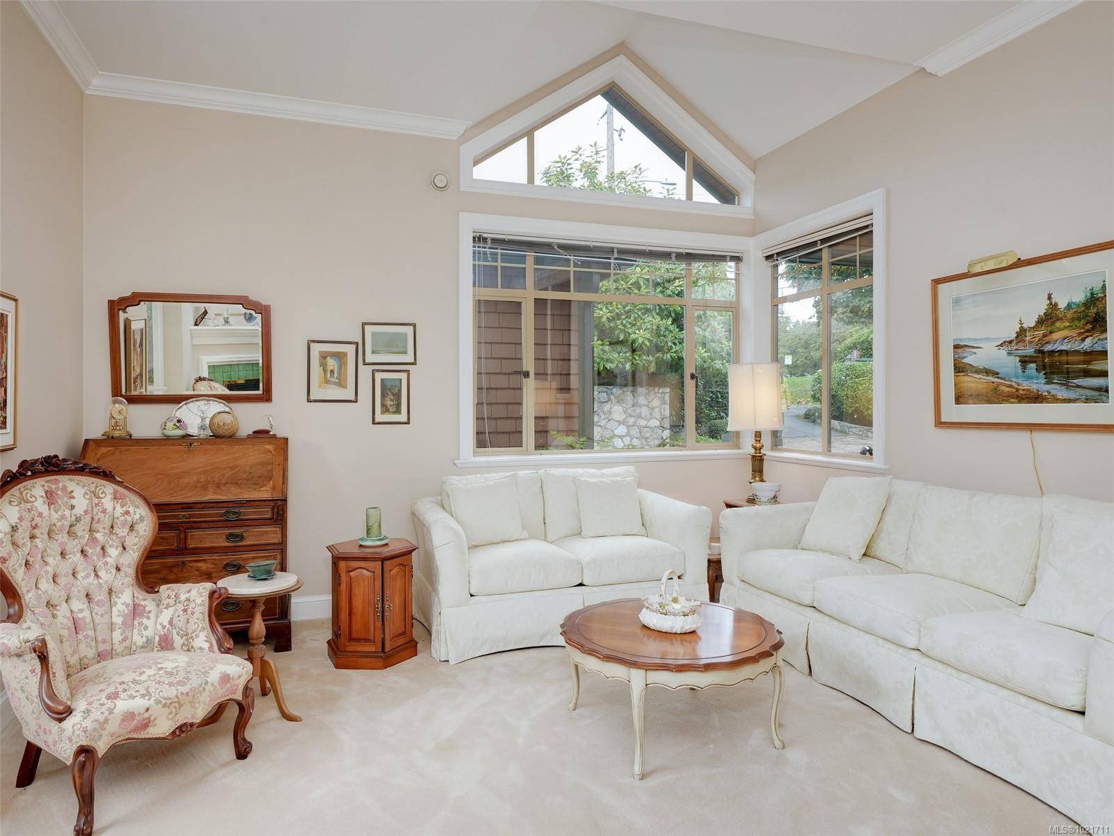 Saanich, BC V8N 1J7,2573 Kilgary Pl #1