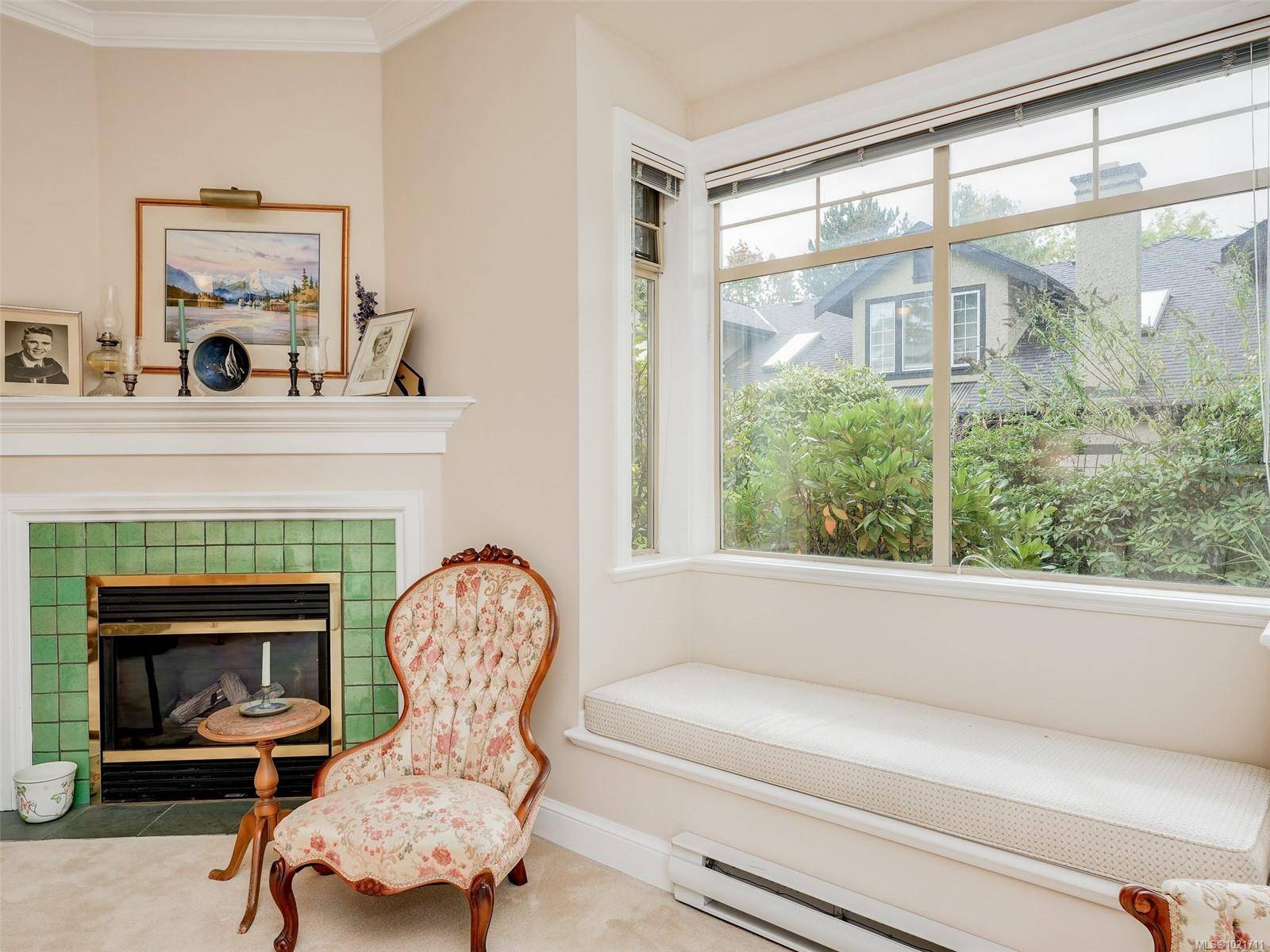 Saanich, BC V8N 1J7,2573 Kilgary Pl #1