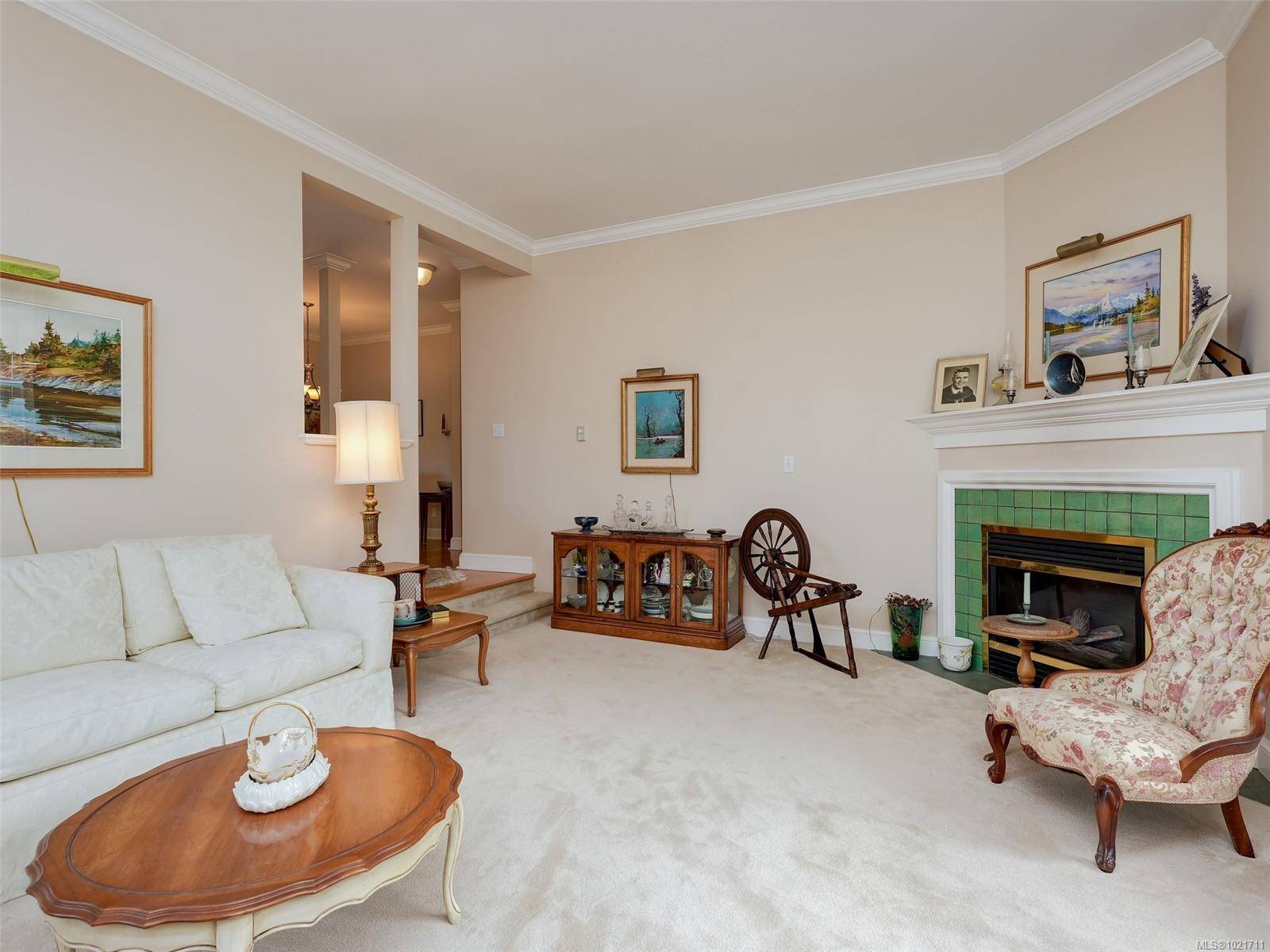 Saanich, BC V8N 1J7,2573 Kilgary Pl #1