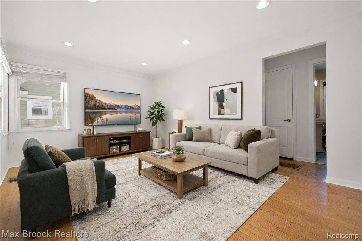 Royal Oak, MI 48067,912 Woodsboro DR