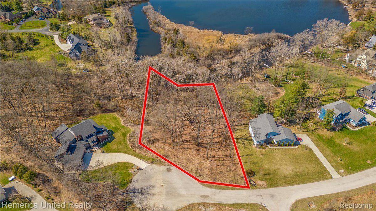 South Lyon, MI 48178,10468 Oak Shore DR