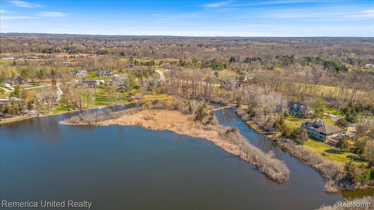 South Lyon, MI 48178,10468 Oak Shore DR