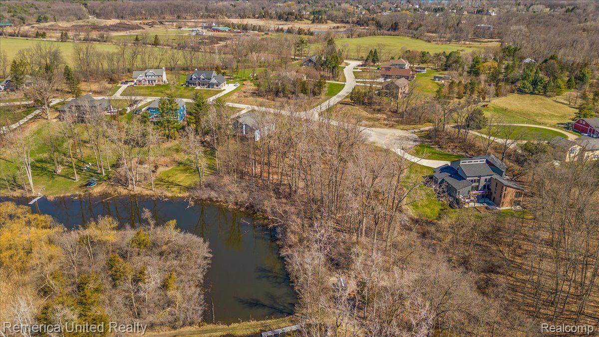 South Lyon, MI 48178,10468 Oak Shore DR