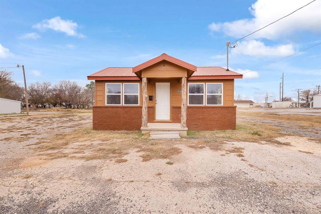 De Leon, TX 76444,916 N Texas Street