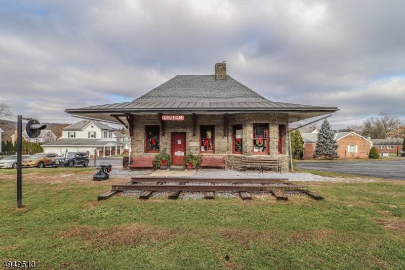 Califon Boro, NJ 07830,25 ACADEMY ST