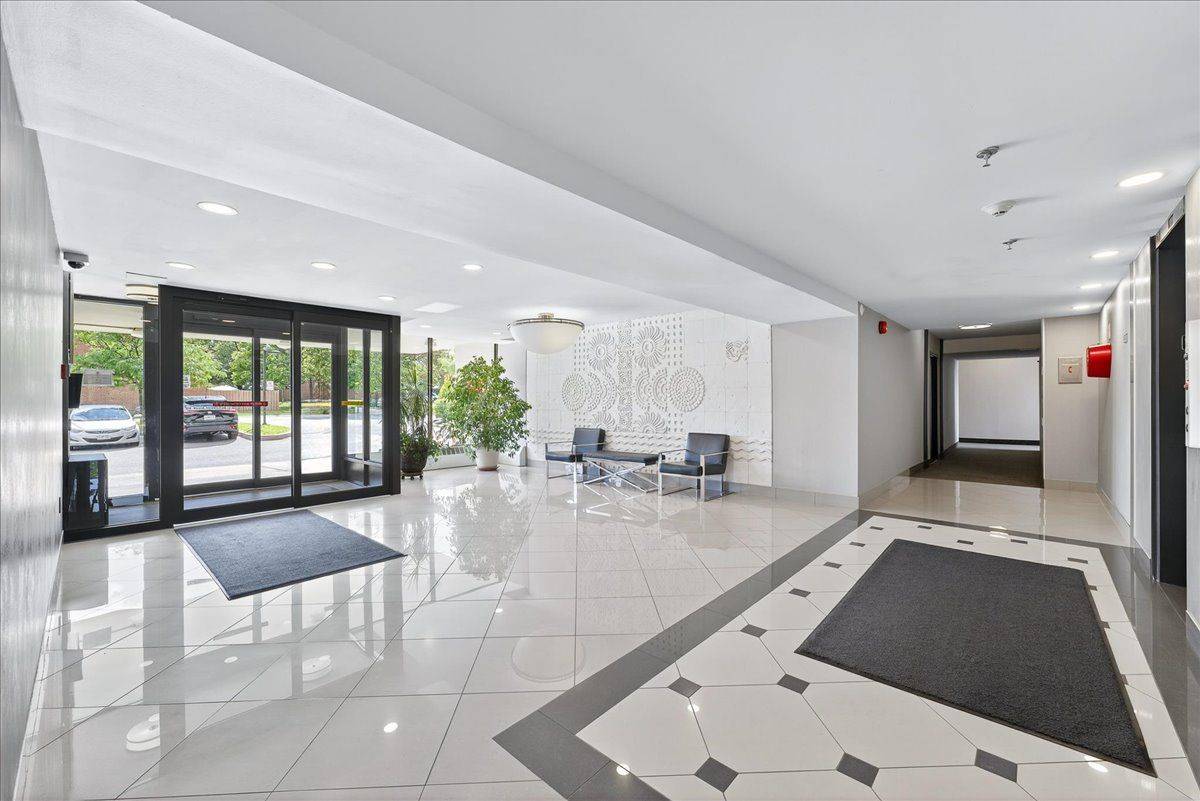 Mississauga, ON L5N 2R4,2301 Derry RD W #605