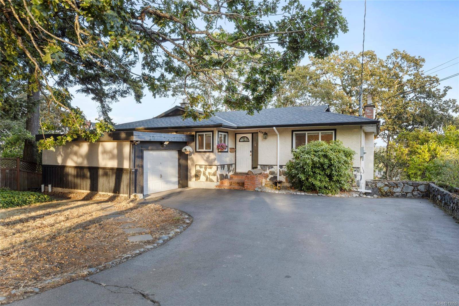 Saanich, BC V8Z 4W2,4037 Zinnia Rd