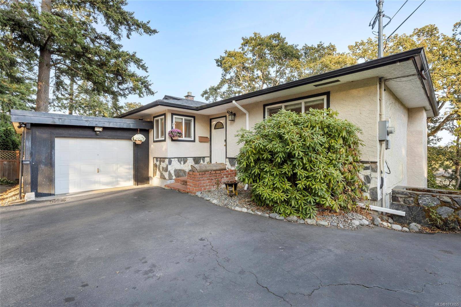 Saanich, BC V8Z 4W2,4037 Zinnia Rd