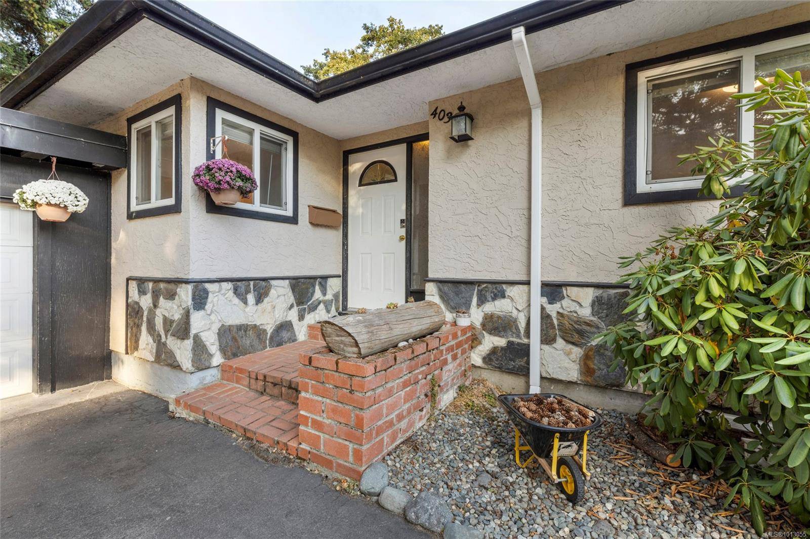 Saanich, BC V8Z 4W2,4037 Zinnia Rd