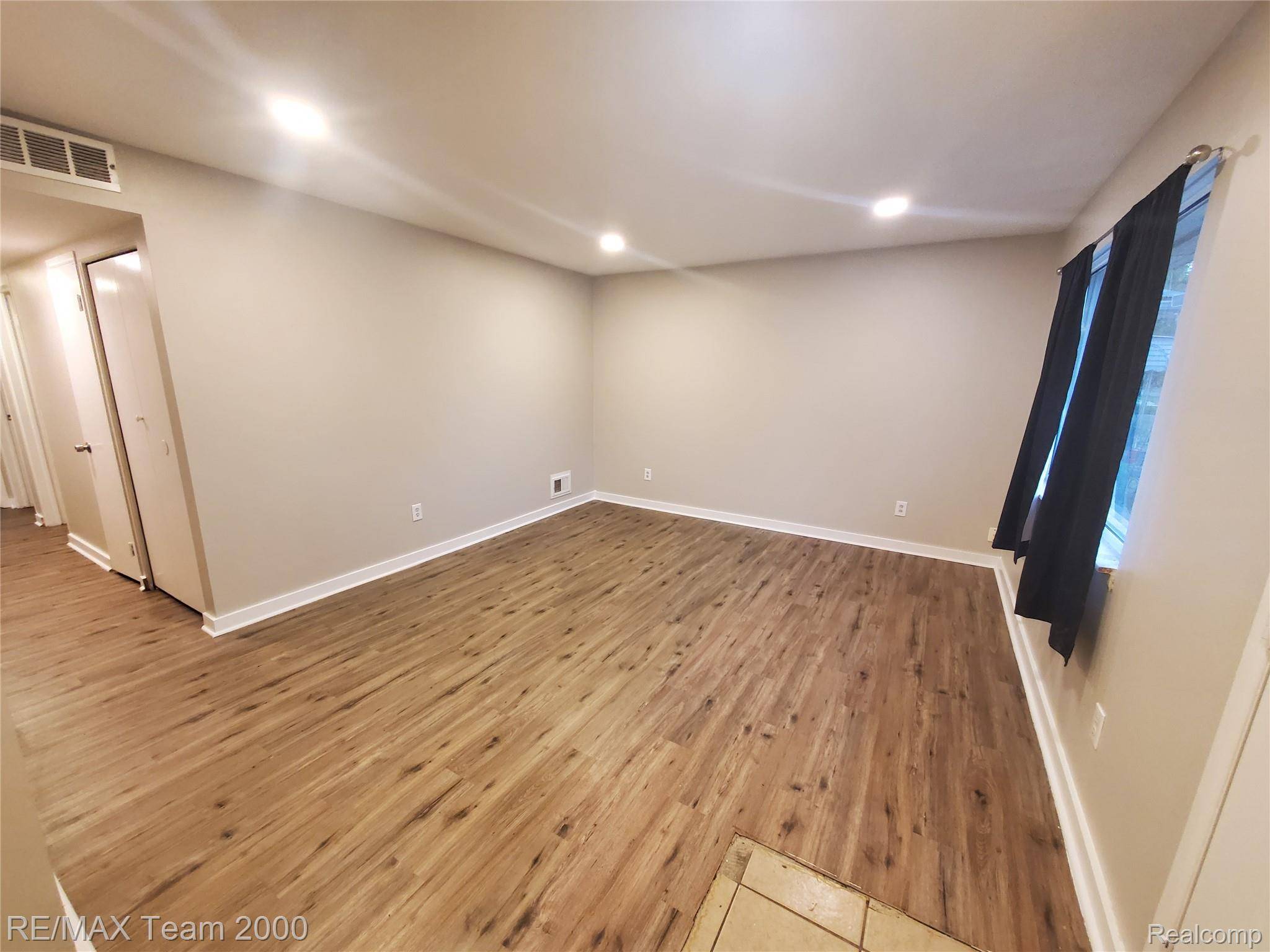 Dearborn Heights, MI 48125,21213 POWERS AVE