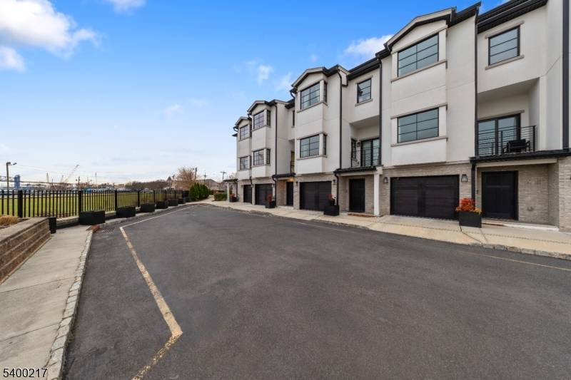 Elizabeth City, NJ 07206,2 Harbor Front Plz