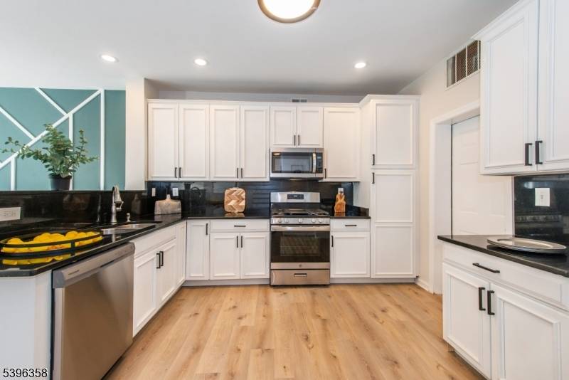 Clifton City, NJ 07013,23 Devonshire Dr