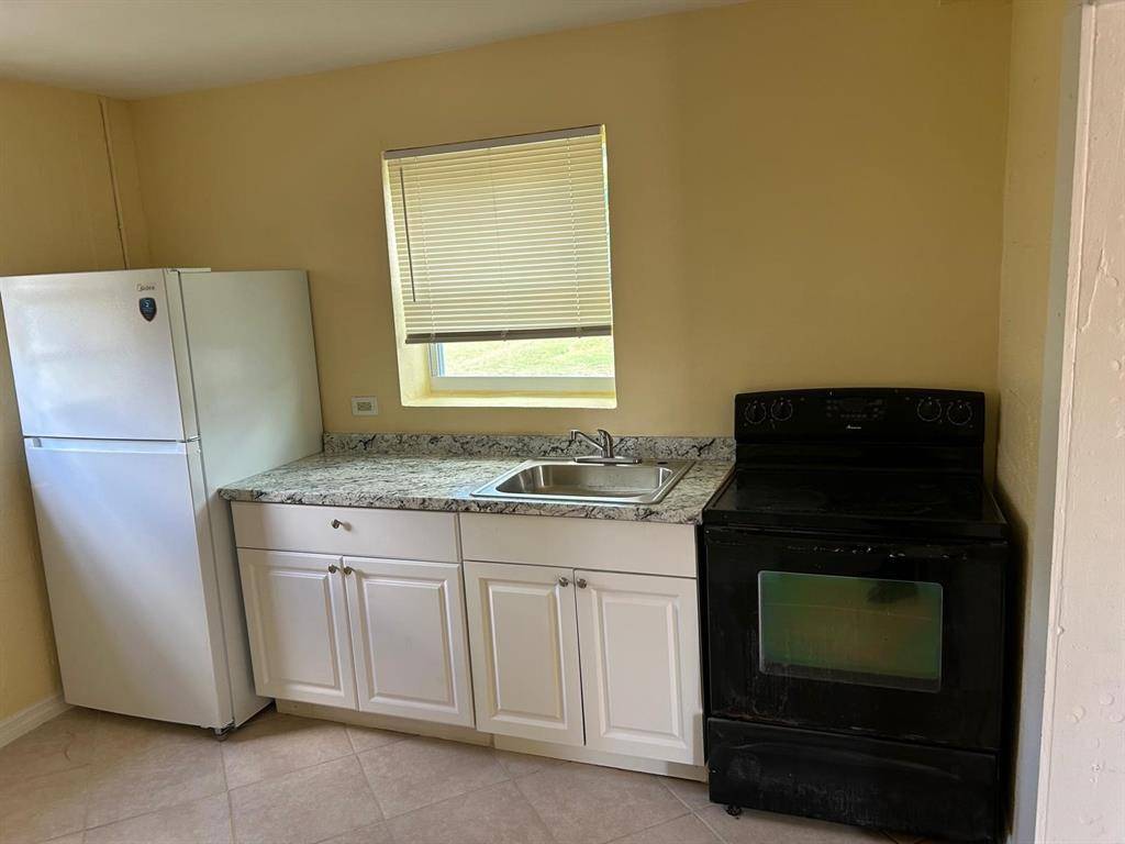 Pahokee, FL 33476,371 Banyan Ave (REAR UNIT)