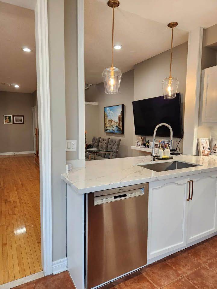 Mississauga, ON L5V 2R3,971 Ledbury CRES #Upper