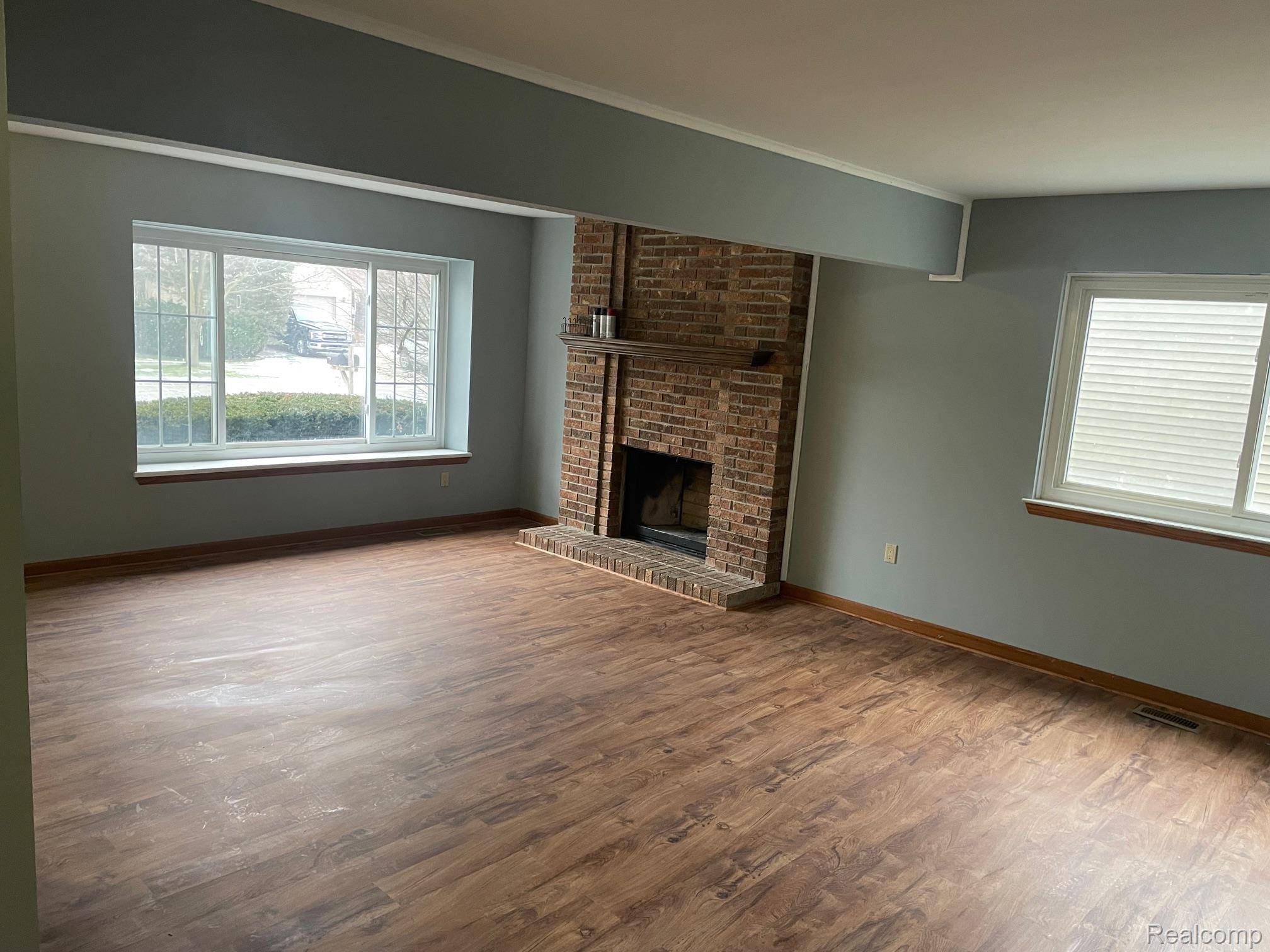 Oxford, MI 48371,239 Oxford Lake DR