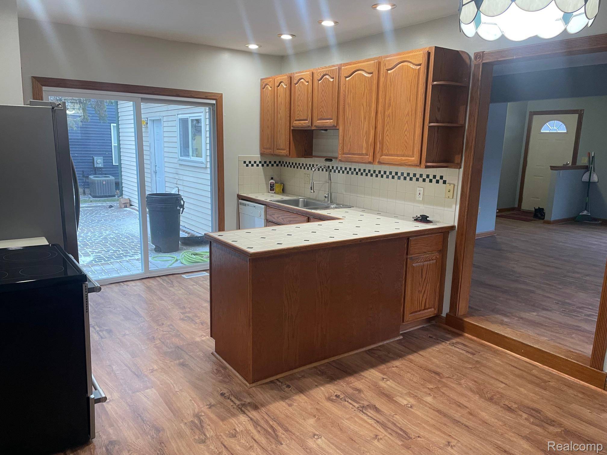 Oxford, MI 48371,239 Oxford Lake DR