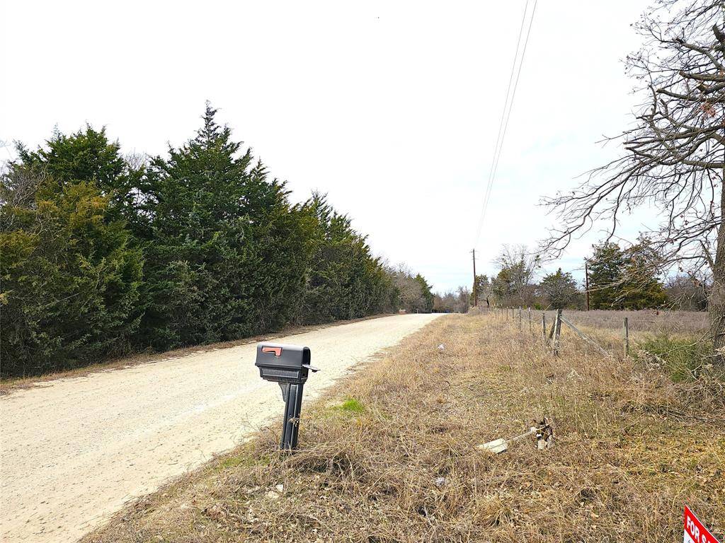 Barry, TX 75102,2240 County Road 2162