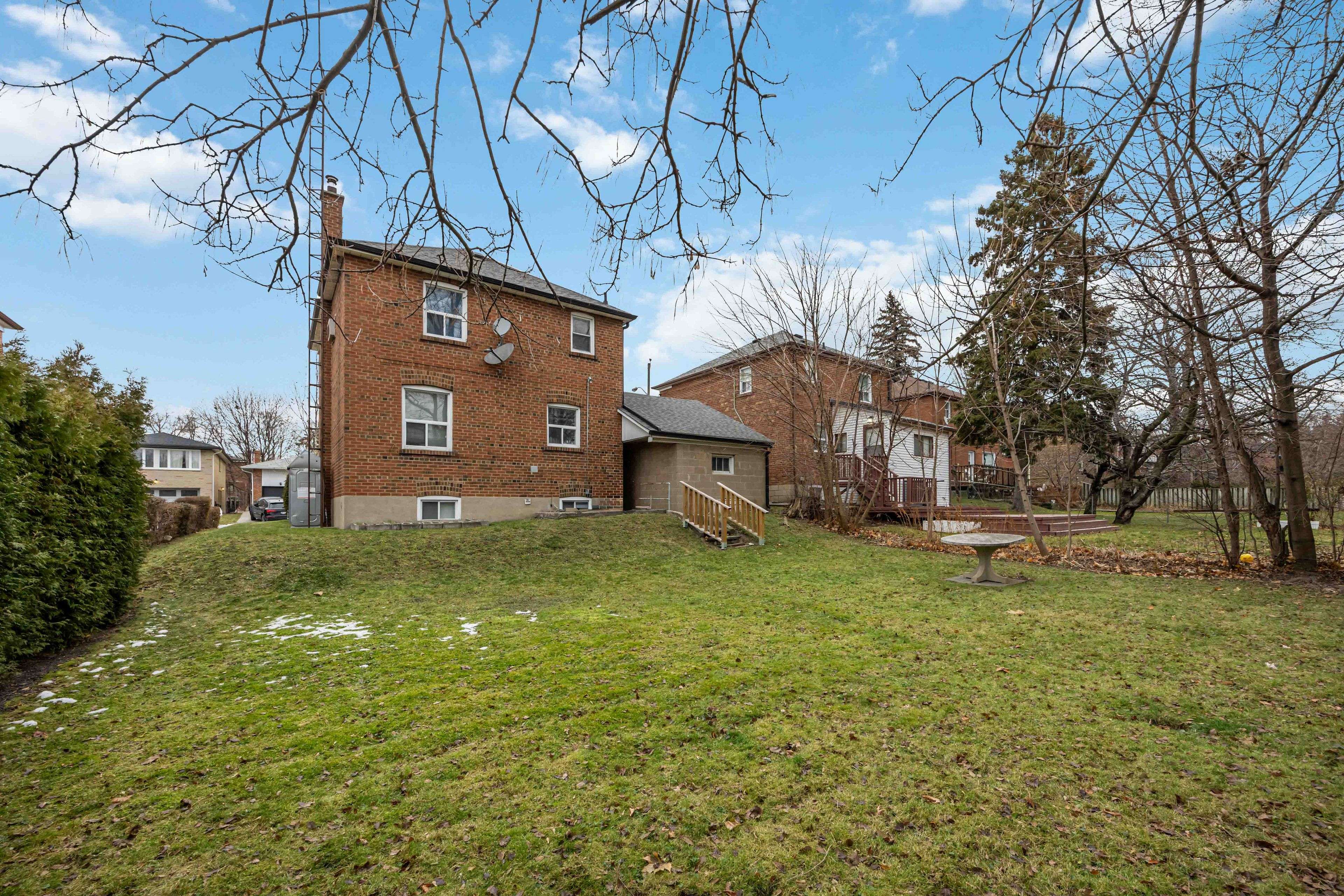 Toronto C04, ON M6B 2T5,31 Dell Park AVE