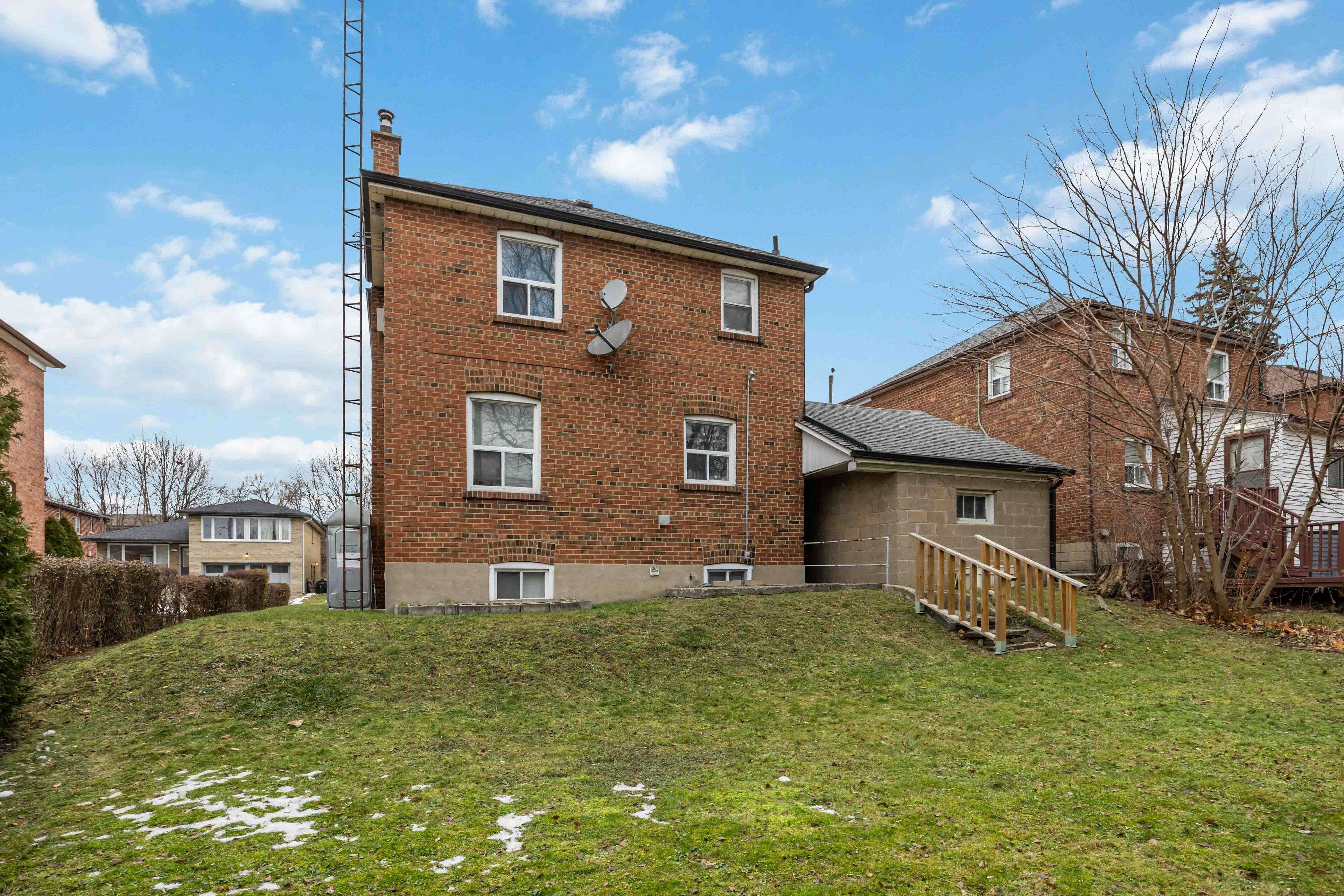 Toronto C04, ON M6B 2T5,31 Dell Park AVE