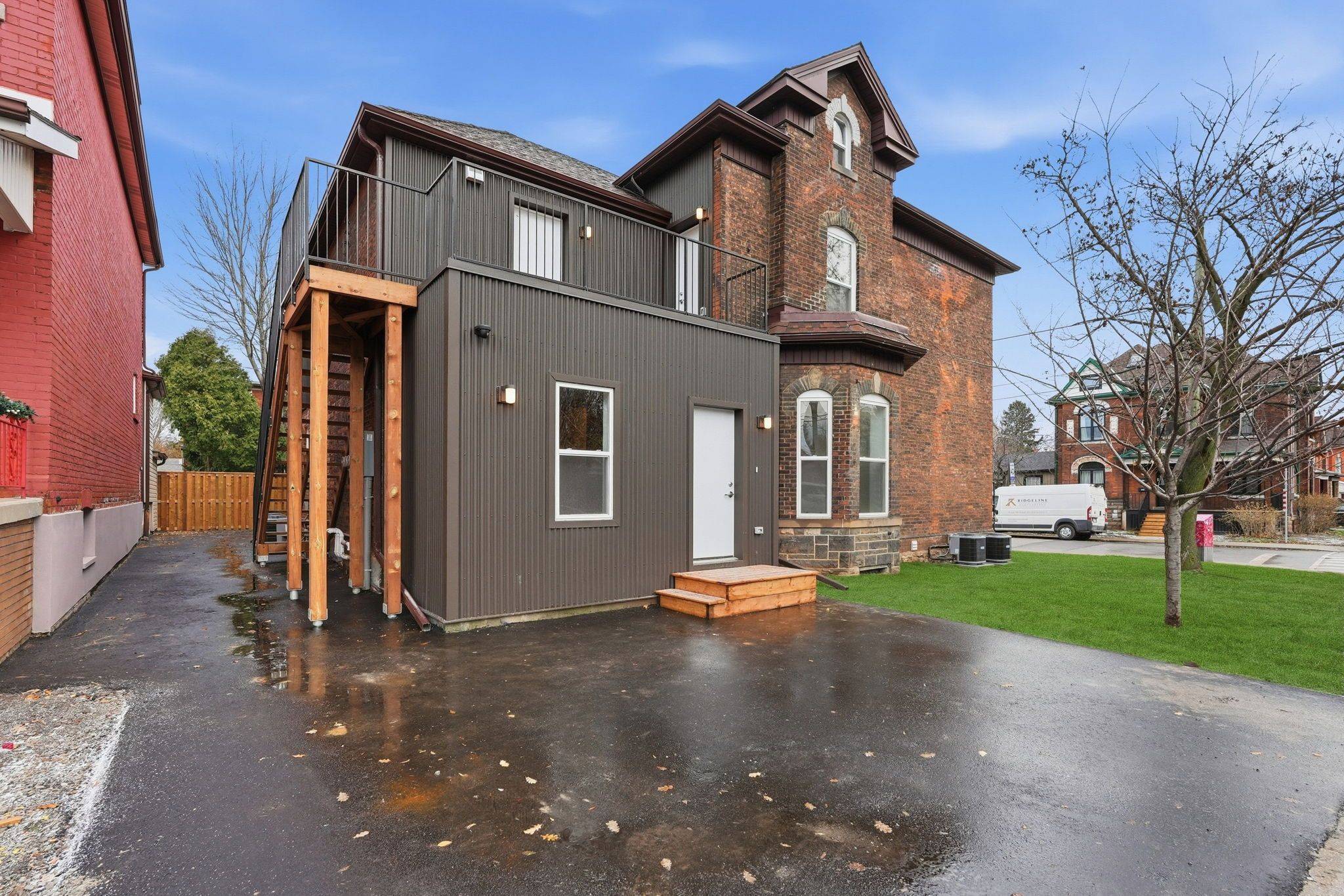 Hamilton, ON L8L 1L9,231 PARK ST N #4