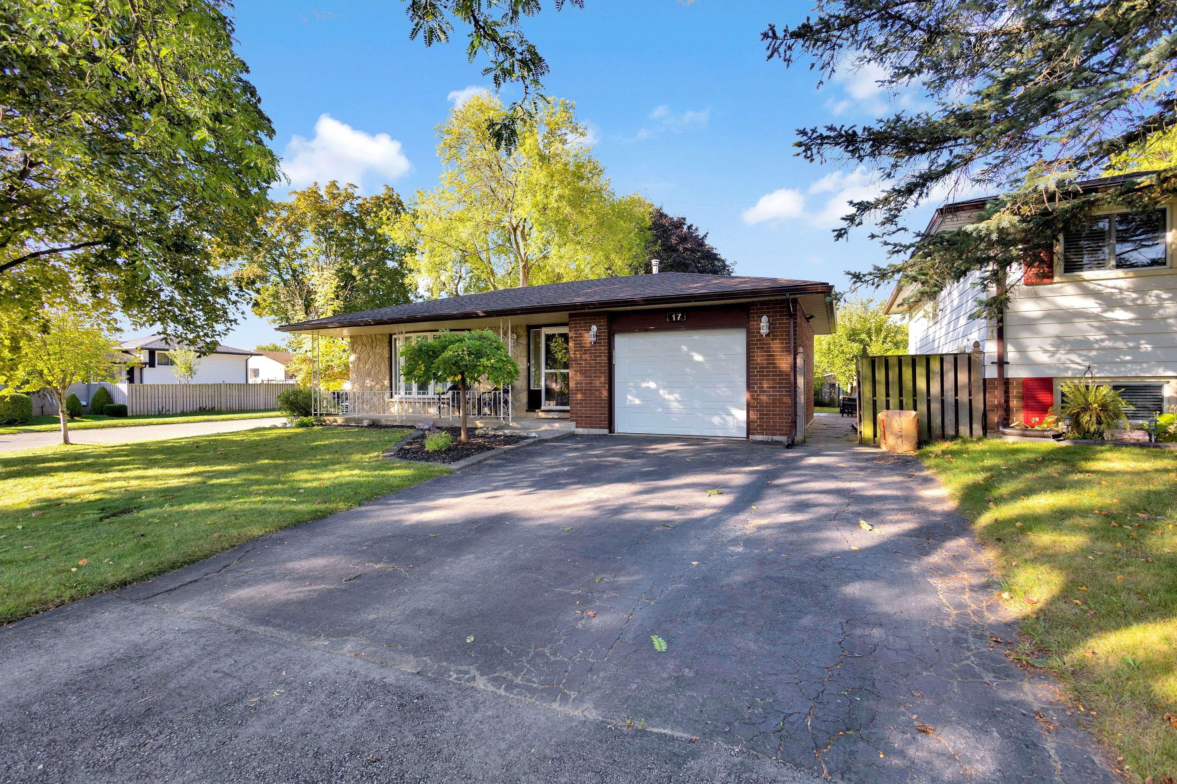 Brantford, ON N3R 5Y5,17 Penny LN