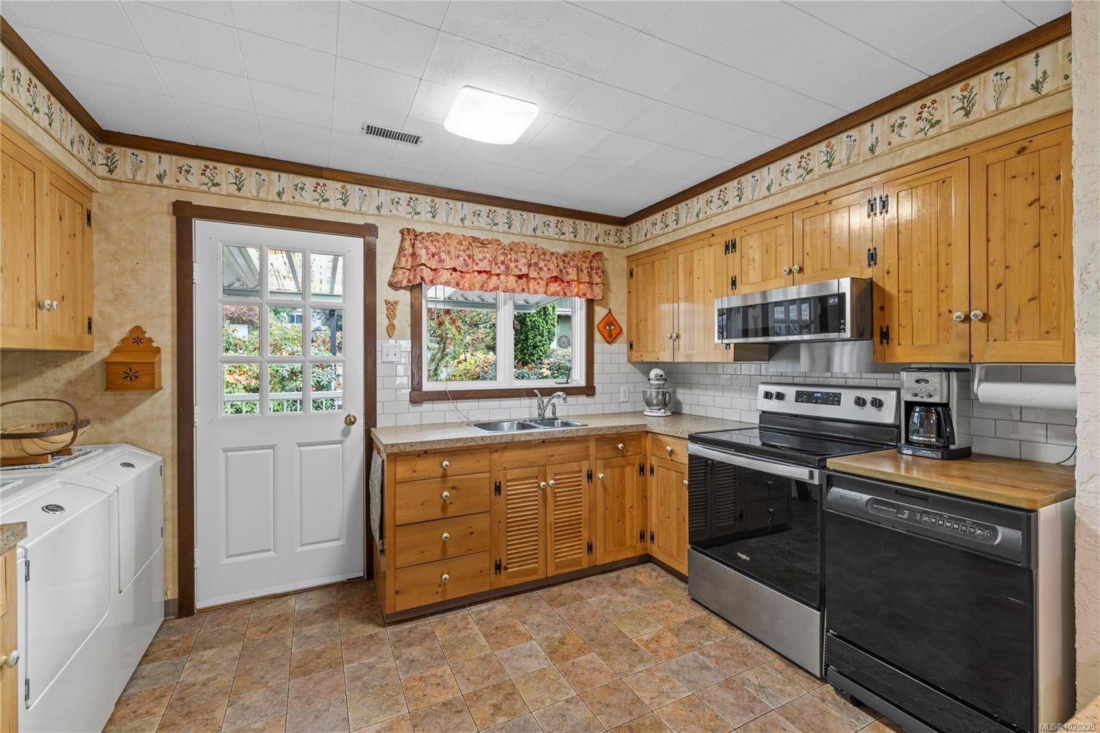 Qualicum Beach, BC V9K 1J5,454 Crescent Rd W