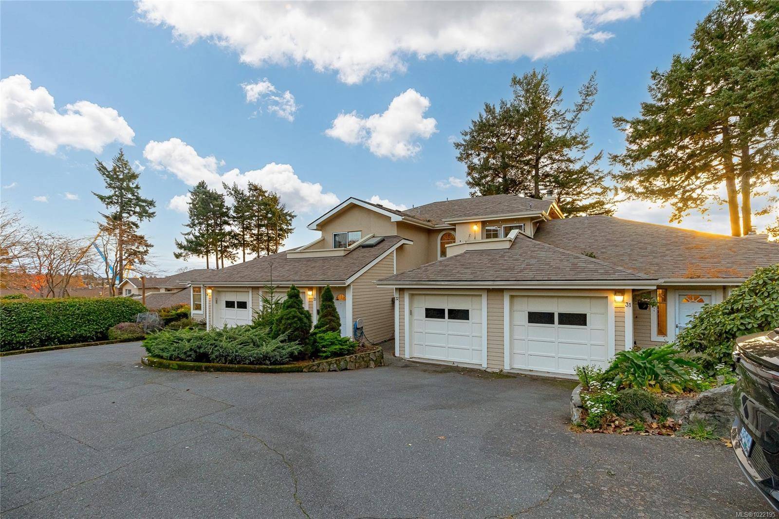 Esquimalt, BC V9A 2P1,909 Admirals Rd #33