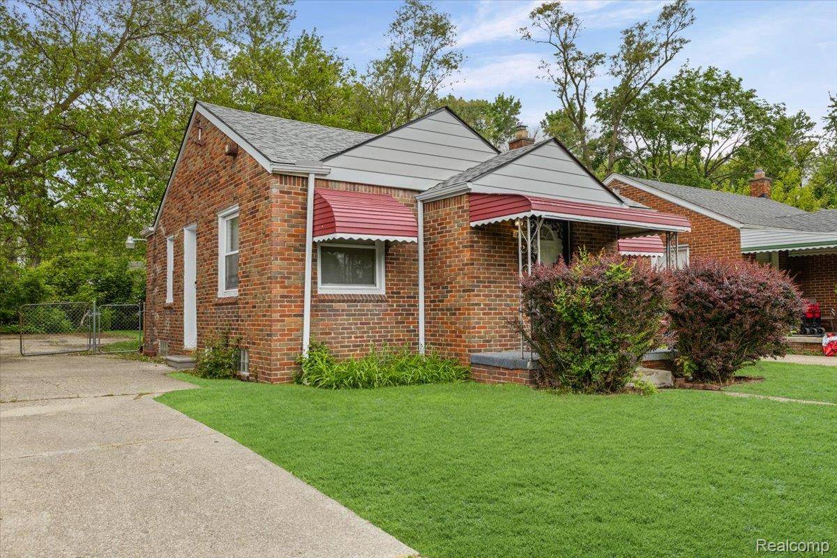 Detroit, MI 48219,18697 Sunderland RD