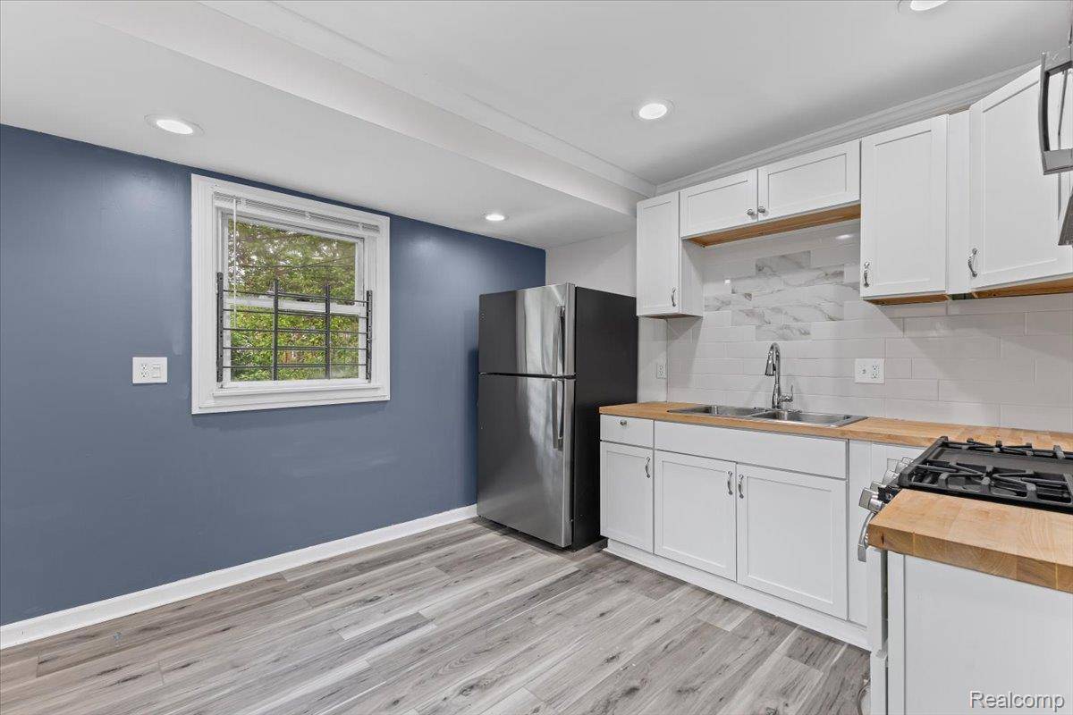 Detroit, MI 48219,18697 Sunderland RD