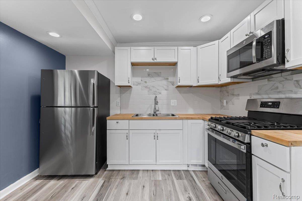 Detroit, MI 48219,18697 Sunderland RD