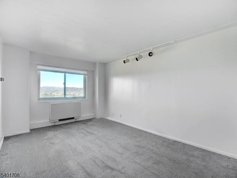 East Orange City, NJ 07018,377 S Harrison St 16O #16O