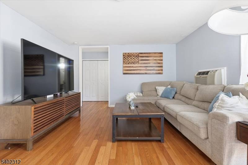 Ridgefield Park Village, NJ 07660,435 Teaneck Rd #11