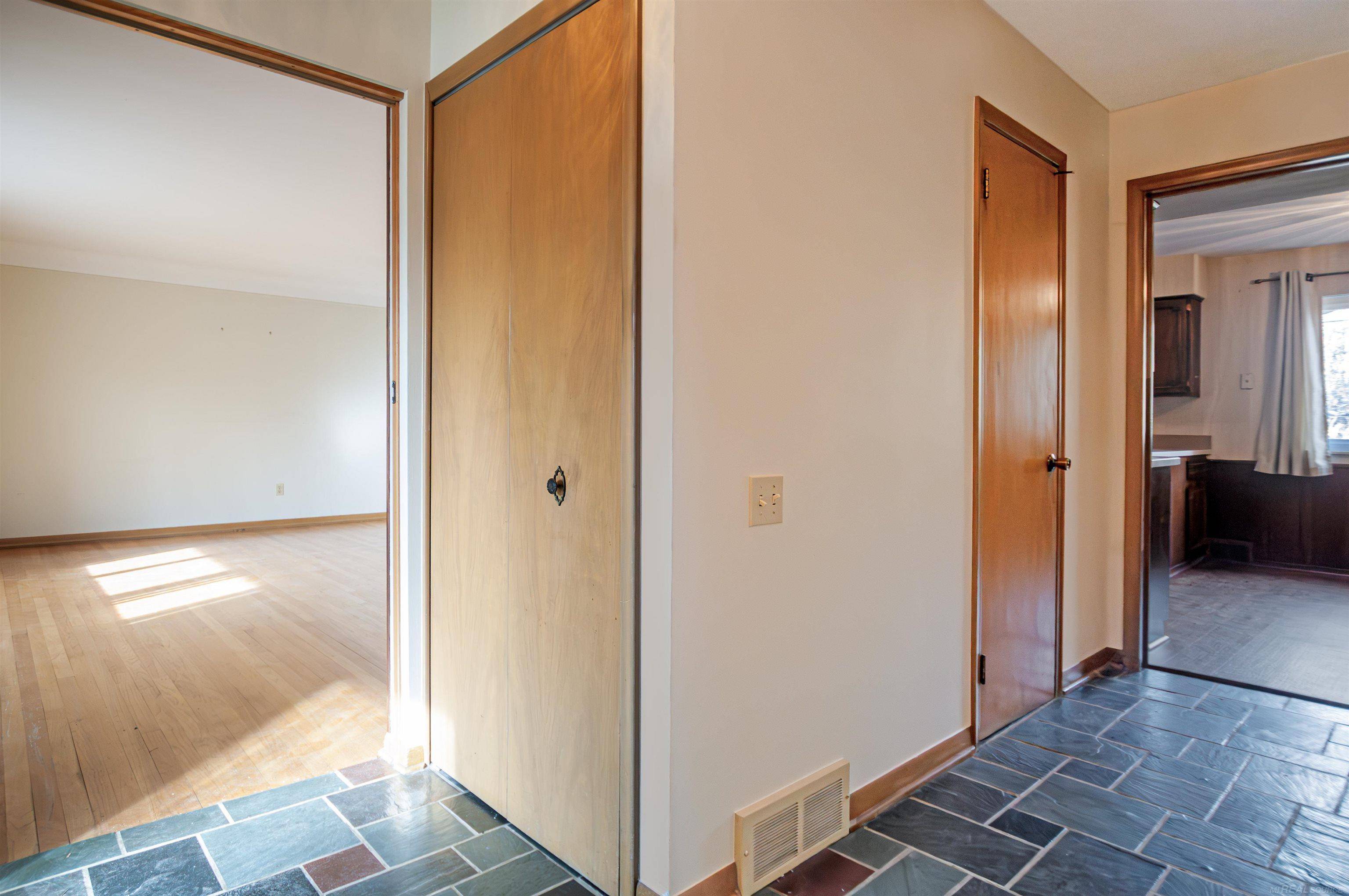 Grosse Pointe Woods, MI 48236,1376 Edmundton DR